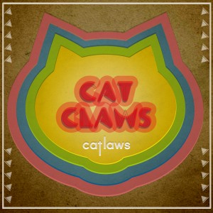 Silly Fool Your Shoes Goodbye Your Guitar 90 Minutes Junk Food Shake! Shake! Shake! Mr. Cloud Shooting Star Fool on the Bus Downtown Lovin’ Lovin’ Lovin’ Cosa sono i Cat Claws, adesso? Una band. I Cat Claws sono una band. Una di quelle vecchio stampo: che vive in saletta, che carica e scarica il furgone, che pensa alla vita di gruppo come se fosse la vita di una gang, che ama suonare dal vivo e gode del rapporto con il pubblico. Dopo un piccolo cambio di formazione (Valentina Larussa - batteria - ha preferito lasciare ed è stata sostituita da Carlo Pelosio), e quasi tre anni di distanza da "Magic Powers" - il fortunato album d'esordio che li ha portati a suonare su e giù per l'Italia e dividere il palco con Gang of Four, Babyshambles, OK Go e molti altri - hanno deciso di ripartire proprio da lì, dal loro essere un gruppo. Da qui la scelta di registrare il nuovo album - "Cat Laws" - suonando dal vivo, tutti insieme in una stanza, in presa diretta, con pochissime sovraincisioni, in analogico e in una sola settimana, in uno studio adattissimo a operazioni di questo genere: Le officine meccaniche di Mauro Pagani, a Milano. Con la produzione artistica di Giacomo Fiorenza (Moltheni, Giardini di Mirò, Marco Parente, Paolo Benvengnù e molti altri), che del gruppo è anche discografico. La vasta gamma di soluzioni a disposizione della band, la possibilità di poter utilizzare alcuni dei migliori microfoni, effetti, amplificatori e strumenti vintage, danno vita a un album dai suoni molto caldi e ricchi. Valvolari. Garage rock, nella migliore accezione possibile. Non si tratta però di un album omogeneo, ma di un viaggio per dieci canzoni e un intermezzo (costruito quasi interamente su un campione di David Bowie) all'interno del mondo Cat Claws. Un mondo in cui l'indie rock dei Pixies convive con il pop di B 52's ed Elastica, il noise dei Sonic Youth, la psichedelia degli Spacemen 3 e quella dei Deerhunter. Senza risparmiarsi delle escursioni nei territori impervi del doom metal (Mr. Cloud) e della disco music anni '70, ma pure un po' anni zero (90 Minutes, realizzata con Rodion, già inno alternativo - e ironico - dei campionati mondiali di calcio del 2010). Una piccola summa in musica degli ultimi tre anni di vita del gruppo e dei suoi membri (importantissima l'esperienza della cantante Lavinia Claws come vocalist di diversi progetti elettronici internazionali - Golden Bug, Telonius, lo stesso Rodion e altri - che l'hanno aiutata a sviluppare un approccio molto pop verso le melodie). "Cat Laws" uscirà nei negozi il 22 aprile, e in download digitale su iTunes. L'artwork è di Giuditta Matteucci. Le foto sono di Annalaura Masciavè.